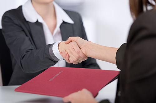My-Jopportunity - Bewerberin gibt Hand bei Bewerbung