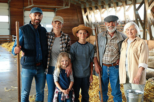 My-Jopportunity - Landwirtschaftsfamilie im Stall mit drei Generationen